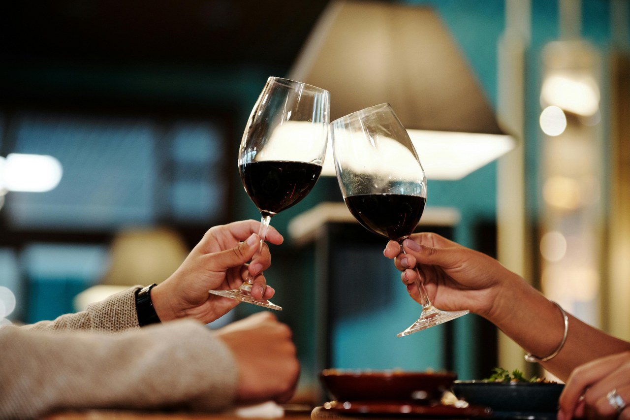 Vin fără alcool deschis: cât timp îl mai poți păstra și cum îl depozitezi corect